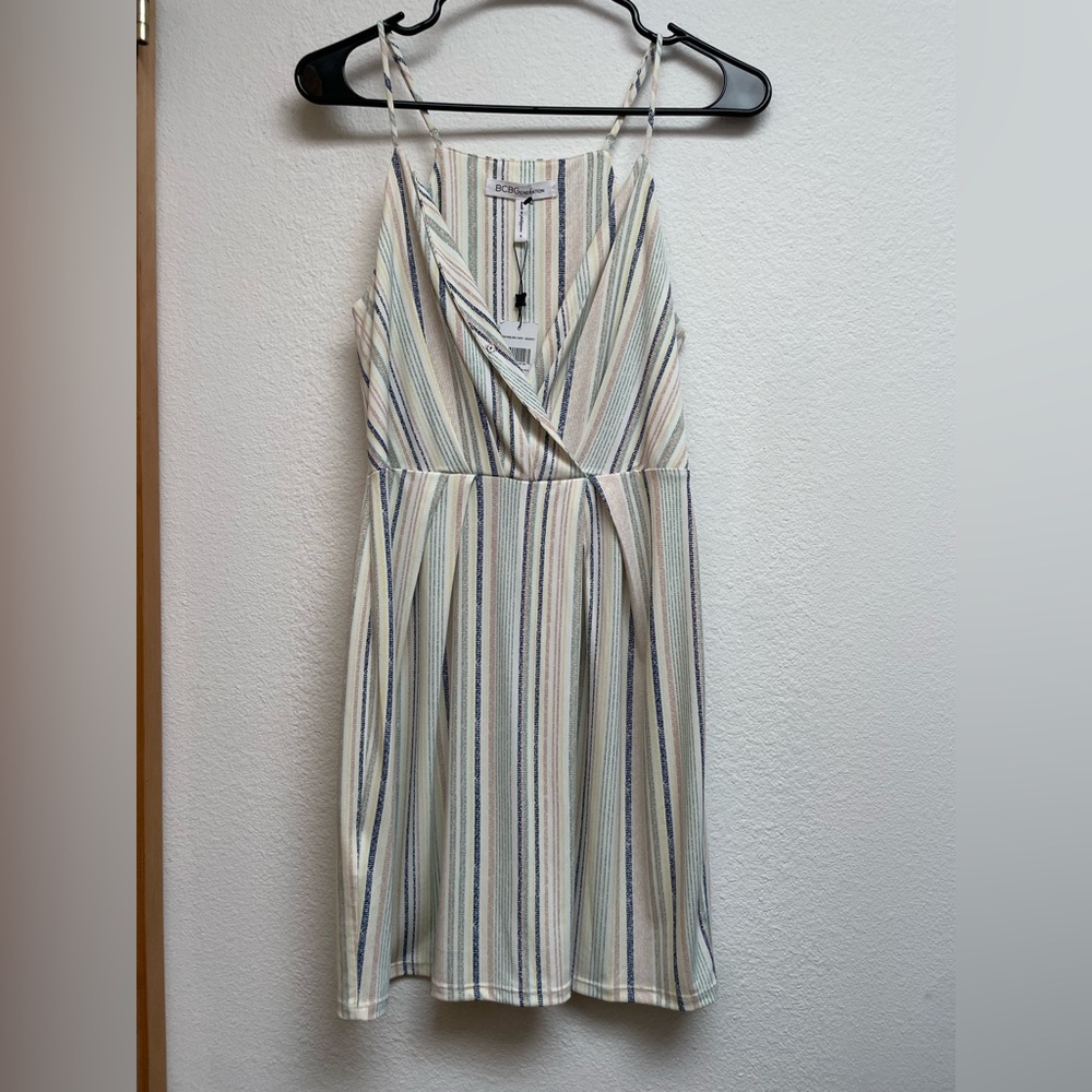 New With Tags Bcbg Short Surplice Drape Front Dress in Limestone Multi Size S
